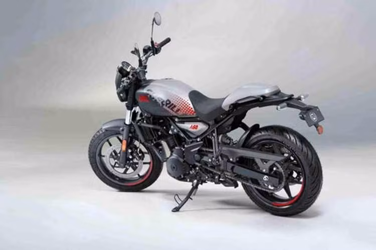 Ngoại hình Royal Enfield Guerrilla 450 Apex 2026 được nhấn nhá nhiều chi tiết cách điệu và thêm hai màu Apex Red và Apex Black, đi kèm các chi tiết như tem vành, ốp đầu xe, bọc yên đồng bộ màu sắc. Ngoài ra còn có thêm màu Twilight Blue bên cạnh Shadow Ash.