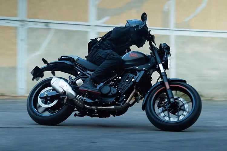 Nhìn chung, Royal Enfield Guerrilla 450 Apex 2026 mới không phải dành cho số đông, mà là dành cho những người đã hiểu chiếc xe này và muốn mạnh hơn một chút so với bản thường về cả phong cách, kiểu dáng đến cảm giác vận hành.