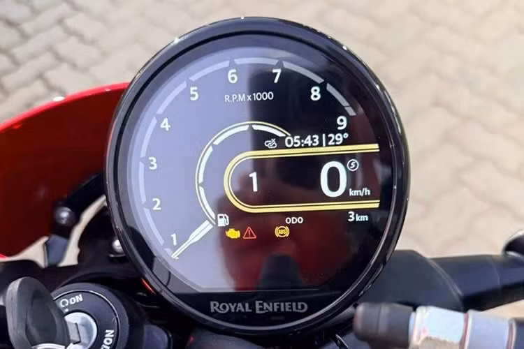 Dù mang phong cách thể thao hơn, cấu trúc chính của xe vẫn giữ nguyên với khung thép dạng twin spar, cân bằng giữa độ ổn định và sự linh hoạt. Xe vẫn sử dụng cụm đồng hồ TFT 4 inch Tripper Dash tích hợp dẫn đường Google Maps và kết nối smartphone vẫn được giữ nguyên.