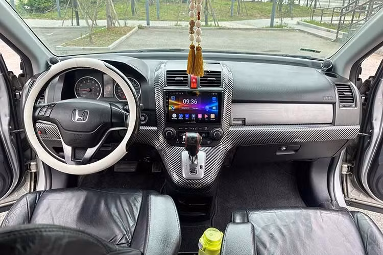 Ưu điểm: Xe thương hiệu Nhật Bản bền bỉ, ít hỏng vặt. Có hai tuỳ chọn động cơ 2.0L tiết kiệm hoặc 2.4L mạnh mẽ. Không gian rộng rãi, phù hợp với gia đình 4-5 người.