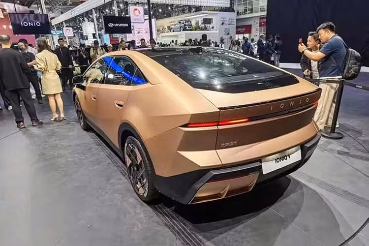 Kích thước dài x rộng x cao của Hyundai Ioniq V lần lượt là 4.900 x 1.890 x 1.470 mm và chiều dài cơ sở 2.900 mm. Nhìn chung, mẫu xe này khá lớn và không khỏi khiến người ta liên tưởng đến siêu xe Lamborghini.