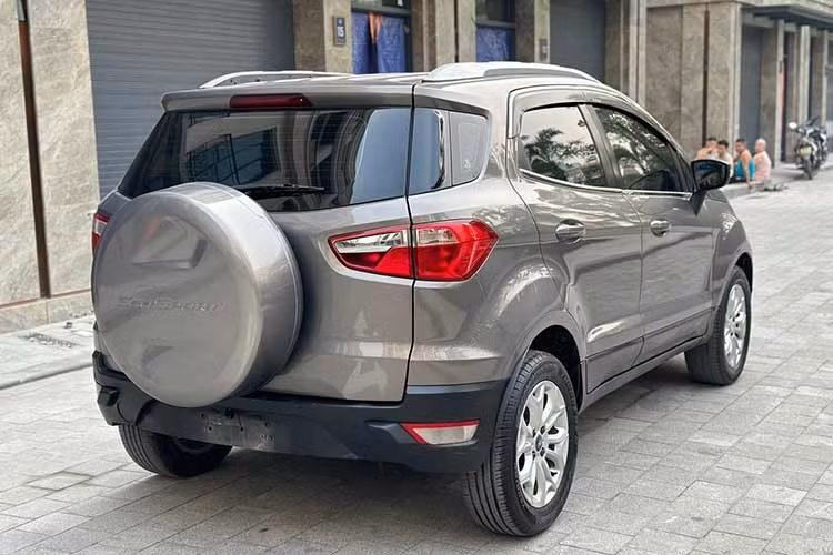 Nhược điểm của Ford EcoSport đời 2015-2016 là không gian nội thất khá chật so với các mẫu xe gầm cao khác, độ cách âm chưa tốt ở tốc độ cao; cửa cốp mở ngang thay vì mở lên, gây bất tiện khi đỗ xe ở nơi chật hẹp trong đô thị.