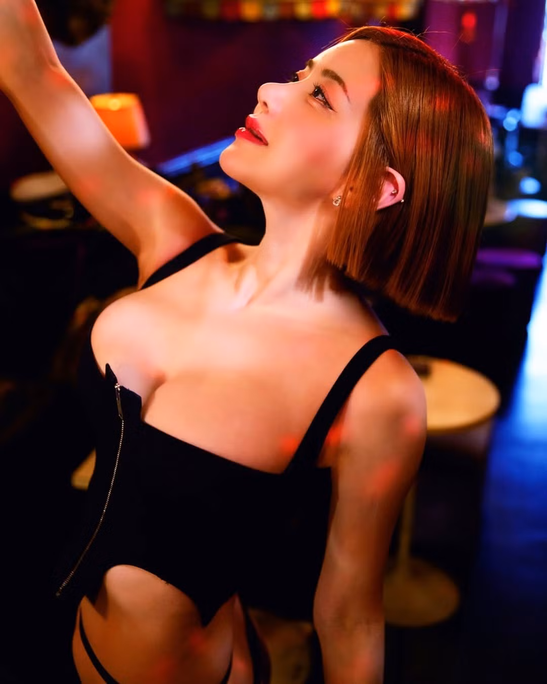 DJ Soda, tên thật là Hwang So-hee, là một trong những nữ DJ nổi tiếng nhất châu Á, không chỉ bởi tài năng âm nhạc mà còn bởi phong cách thời trang vô cùng táo bạo và quyến rũ.