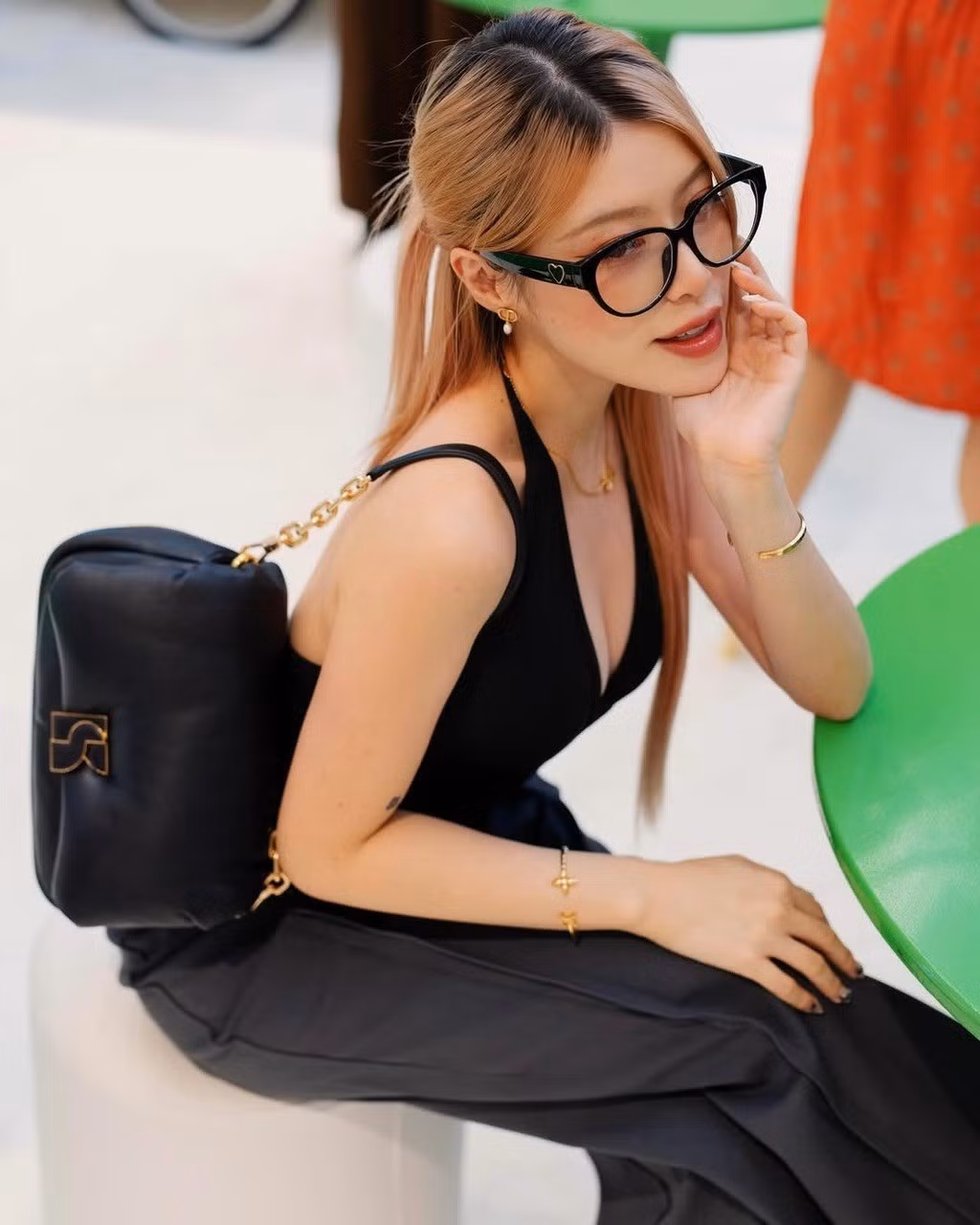 Đỉnh điểm của sự lột xác là trong một bộ ảnh concept đầy táo bạo. Ashley Chin xuất hiện với phong cách "chiến binh" cá tính.