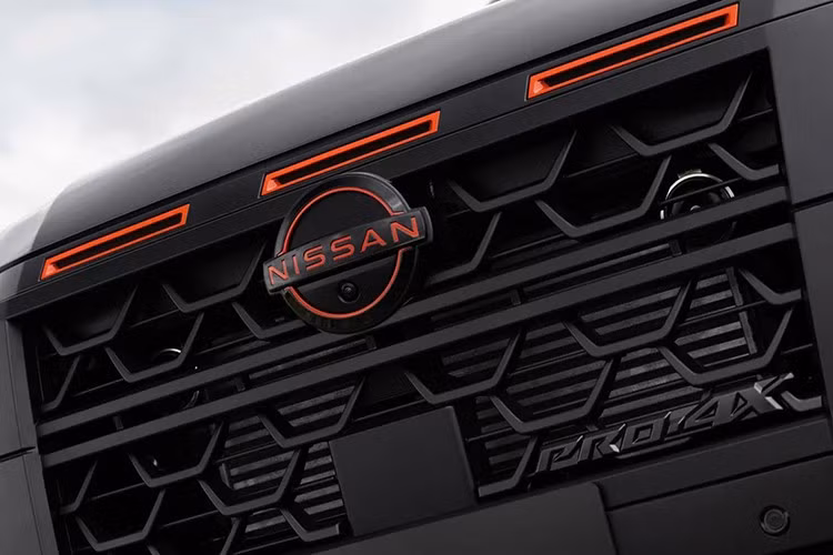 Hãng xe Nissan cũng giới thiệu các phiên bản Navara 2026 khác nhau, từ ST-X tầm trung đến bản cao cấp Pro-4X với phong cách thể thao: vòm bánh mở rộng, thanh thể thao, mâm tối màu và các điểm nhấn Lava Red.