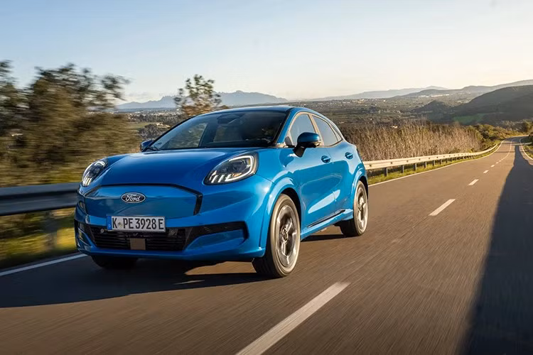 Tại Anh, Ford Puma Gen-E 2026 đã bắt đầu nhận đơn đặt hàng với giá khởi điểm từ 26.245 bảng Anh (tương đương khoảng 34.500 USD), không thay đổi so với thế hệ trước. Tuy nhiên, khách hàng sẽ được hưởng thêm các chính sách ưu đãi và hỗ trợ mới từ các chương trình khuyến khích xe điện tại địa phương.