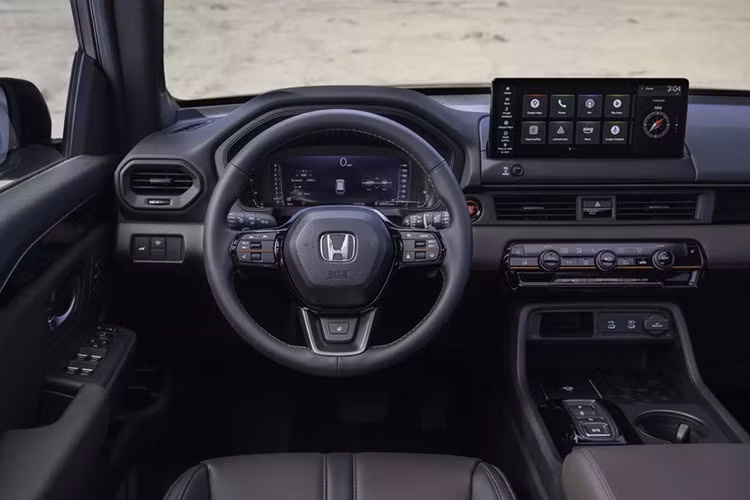 Bên trong nội thất, Pilot 2026 lột xác với cụm đồng hồ kỹ thuật số 10.2 inch kết hợp màn hình giải trí trung tâm 12.3 inch. Giao diện mới tích hợp Google Built-in, Wi-Fi 5G và kết nối điện thoại không dây. Cả 6 phiên bản – Sport, EX-L, Touring, TrailSport, Elite và Black Edition – đều được trang bị tiêu chuẩn hệ thống buồng lái số hóa và cốp điện.