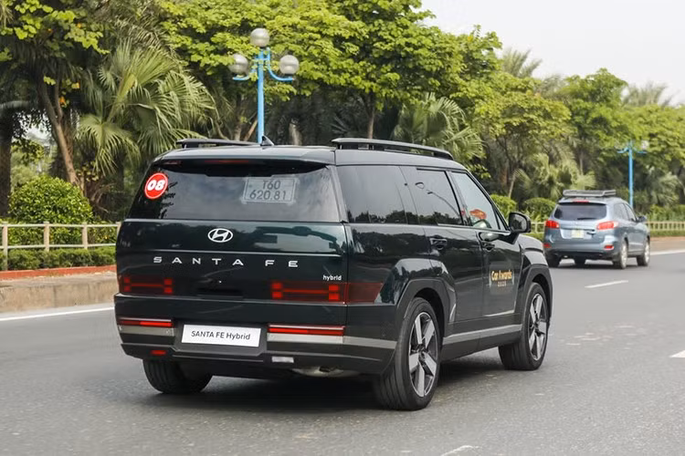 Về an toàn của SantaFe Hybrid bao gồm; phanh ABS, phân bổ lực phanh EBD, hỗ trợ phanh khẩn cấp BA, cân bằng điện tử ESC, chống trượt TCS, hỗ trợ khởi hành ngang dốc HAC và đổ đèo DBC. Ngoài ra, xe còn được trang bị kiểm soát hành trình thích ứng có tính năng dừng và đi, cảnh báo va chạm phía trước với hỗ trợ phanh tự động, hỗ trợ giữ làn, cảnh báo điểm mù, cảnh báo phương tiện cắt ngang phía sau và cảnh báo mất tập trung.