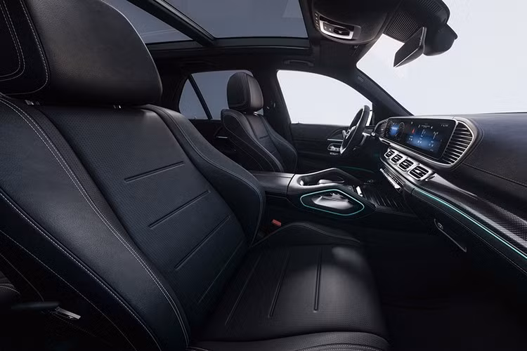 Trải nghiệm âm thanh trong xe được nâng lên một tầm cao mới với hệ thống 13 loa Burmester® tích hợp công nghệ Dolby Atmos®, mang lại hiệu ứng âm thanh vòm ba chiều chân thực. Ngoài ra, xe còn hỗ trợ kết nối không dây Apple CarPlay™ và Android Auto™, mang đến sự liền mạch trong trải nghiệm số.