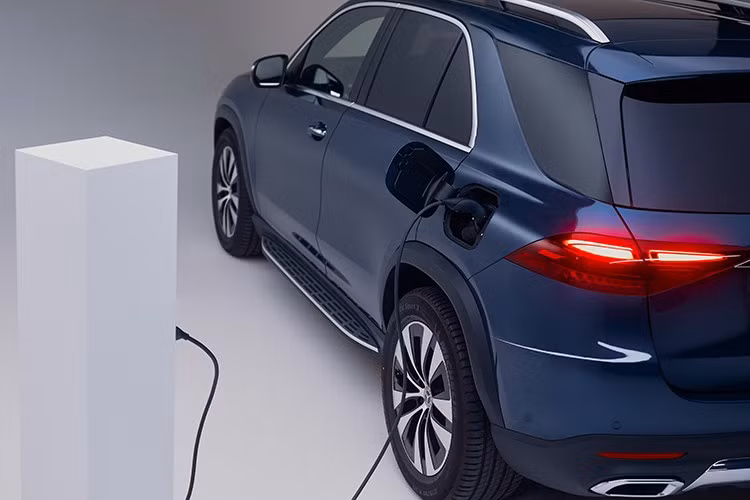 Mercedes-Benz GLE 400 e 4MATIC được trang bị hàng loạt công nghệ hỗ trợ người lái như hệ thống camera 360° với tính năng “nắp capo trong suốt” Transparent Bonnet, hệ thống đèn pha thích ứng MULTIBEAM LED, cảnh báo điểm mù, hỗ trợ phanh khẩn cấp, cùng gói hỗ trợ off-road tiên tiến.