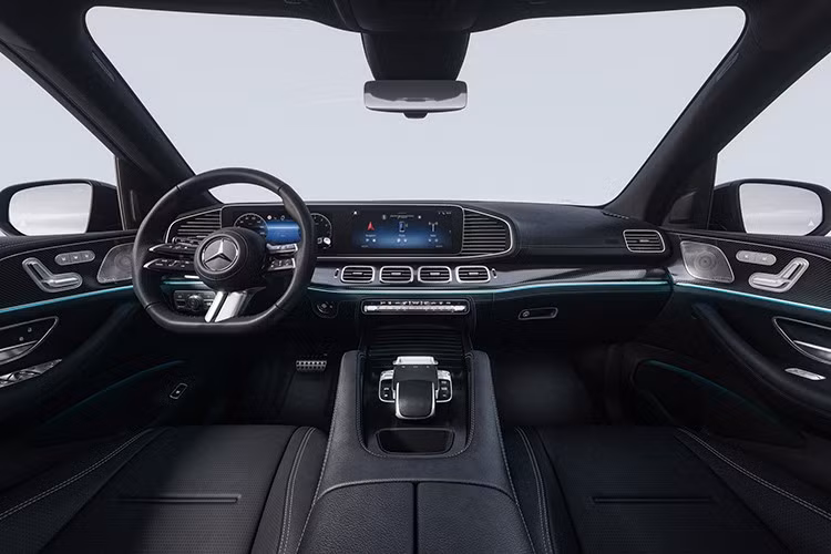Đáng chú ý, GLE 400 e còn tích hợp gói ENERGIZING Comfort – kết hợp ánh sáng, âm nhạc, điều hòa và massage – biến khoang lái trở thành một “spa di động”. Hệ thống giải trí MBUX thế hệ mới với cụm màn hình đôi 12,3 inch, hỗ trợ điều khiển giọng nói “Hey Mercedes” cùng touchpad trung tâm giúp người lái tương tác thuận tiện. Công nghệ dẫn đường thực tế tăng cường (AR Navigation) nâng cao độ chính xác khi di chuyển trong đô thị.