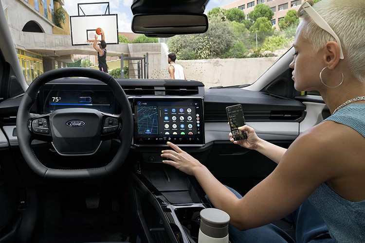 Tuy nhiên, so với Kia EV3 Long Range – mẫu xe có khả năng đi tới 604 km mỗi lần sạc – Puma vẫn còn lép vế về phạm vi hoạt động. Đáng chú ý, từ mùa xuân 2026, Puma Gen-E sẽ được trang bị hệ thống hỗ trợ lái tự động cấp độ cao BlueCruise – cho phép tài xế “rảnh tay” khi lưu thông trên đường cao tốc.