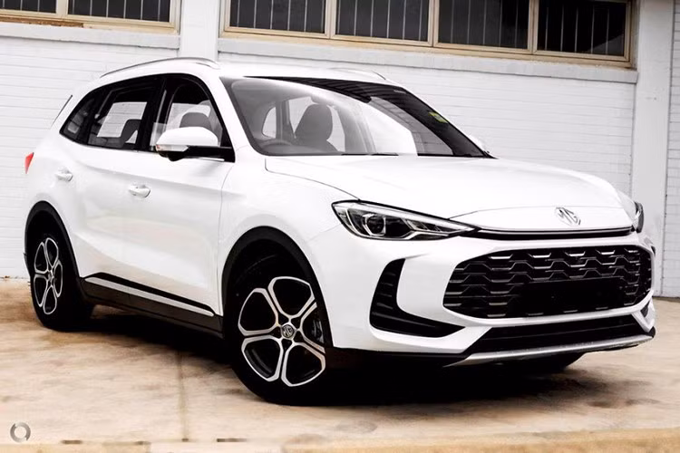 Ngoài ra, còn có các biến thể MG ZS Hybrid+ Excite và Essence được nâng cấp, đã nhận được bản cập nhật phần mềm để tăng công suất và hiệu suất trên 4.000 vòng/phút, mang lại khả năng tăng tốc mượt mà hơn và hành trình êm ái hơn.