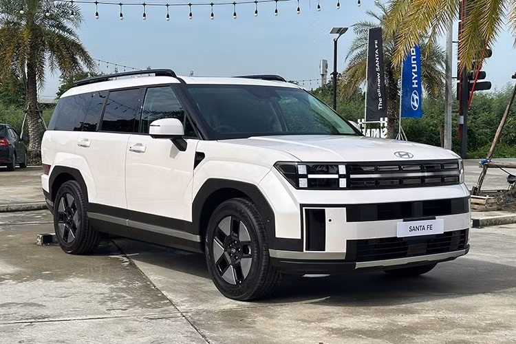 Hyundai SantaFe thế hệ mới tại Việt Nam đã mang đến nhiều thay đổi, song việc loại bỏ động cơ diesel khiến mẫu xe này phần nào mất lợi thế trong cuộc đua doanh số, đặc biệt là vấn đề tiêu hao nhiên liệu. Tuy nhiên sự xuất hiện của phiên bản Hybrid được xem là tín hiệu tích cực hứa hẹn xe sẽ có sức kéo khỏe đồng thời vấn đáp ứng yếu tố tiết kiệm nhiên liệu.