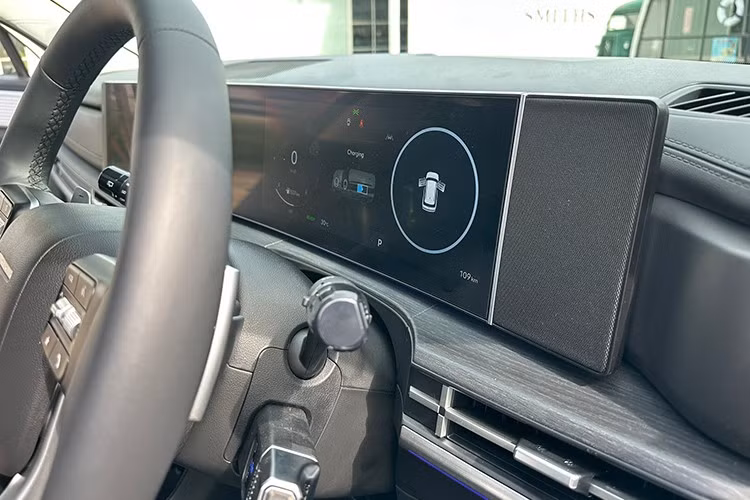 Nếu giữ nguyên cấu hình như bản Calligraphy Turbo, phiên bản hybrid nhiều khả năng sẽ được trang bị mâm 21 inch, đèn LED thích ứng, cụm đôi màn hình 12,3 inch, HUD, màn hình cảm ứng điều khiển điều hòa, hệ thống âm thanh Bose 12 loa, cửa sổ trời toàn cảnh cùng loạt tính năng an toàn chủ động ADAS.