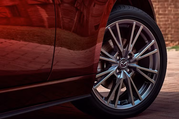 Trong những năm qua, đam mê của người Việt với MX-5 vẫn âm ỉ. Vào năm 2022, một chiếc Mazda MX-5 mui cứng (RF) đã được một cửa hàng tư nhân nhập về Việt Nam với mức giá không chính thức, cho thấy vẫn có một tệp khách hàng sẵn sàng chi trả cho mẫu xe này.