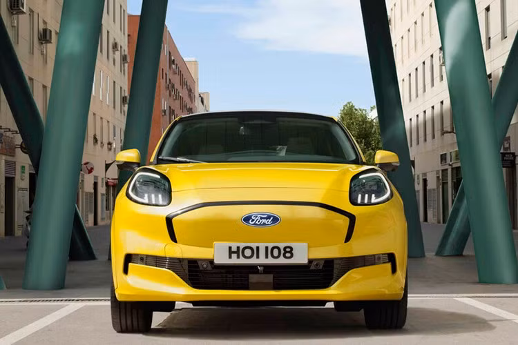 Xe vẫn sử dụng động cơ điện đơn cho công suất 166 mã lực và mô-men xoắn 290 Nm, truyền động cầu trước. Với những thông số này, Puma Gen-E 2026 trở thành đối thủ ngang tầm của các mẫu xe cùng phân khúc như Jeep Avenger, Fiat 600e, Peugeot E-2008 hay Mini Aceman.