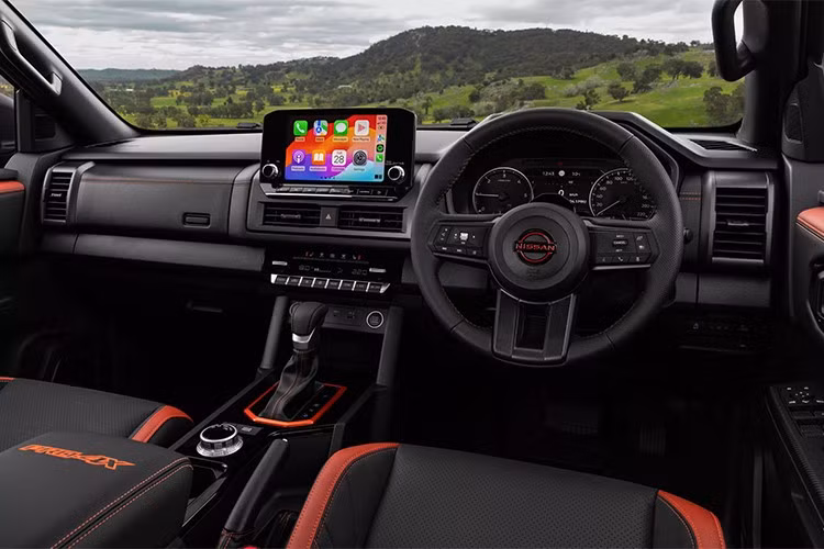 Bên trong, nội thất Navara sử dụng thiết kế tương tự Triton nhưng được tinh chỉnh về vật liệu và logo thương hiệu. Xe trang bị màn hình giải trí 9 inch, công nghệ hỗ trợ người lái mới, không gian hàng ghế sau rộng hơn. Phiên bản Pro-4X có thêm ghế da khâu chỉ đỏ và các chi tiết trang trí nổi bật.