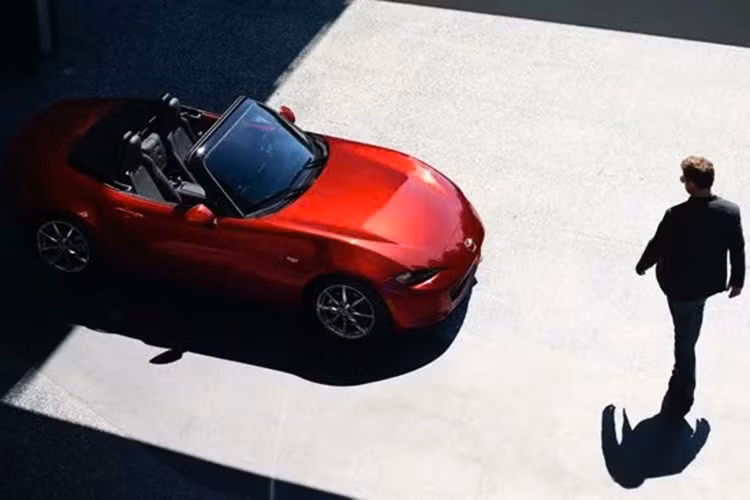 Xe vẫn sử dụng động cơ 2.0L sản sinh 181 mã lực, kết hợp cùng hộp số sàn 6 cấp. Đây chính là cấu hình "vàng" mang đến niềm vui lái thuần khiết, đúng với tinh thần đã làm nên tên tuổi cho MX-5, mẫu xe thể thao mui trần đã bán được hơn 1 triệu chiếc trên toàn cầu.