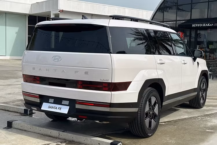 Theo chia sẻ từ một tư vấn bán hàng tại đại lý chính hãng tại Hà Nội, mẫu xe Hyundai SantaFe 2025 bản hybrid đã bắt đầu nhận đặt cọc và dự kiến ra mắt vào cuối năm nay. Mức giá tạm tính của phiên bản hybrid được hé lộ với mức bán ra khoảng hơn 1,3 tỷ đồng, đắt ngang bản Calligraphy Turbo.