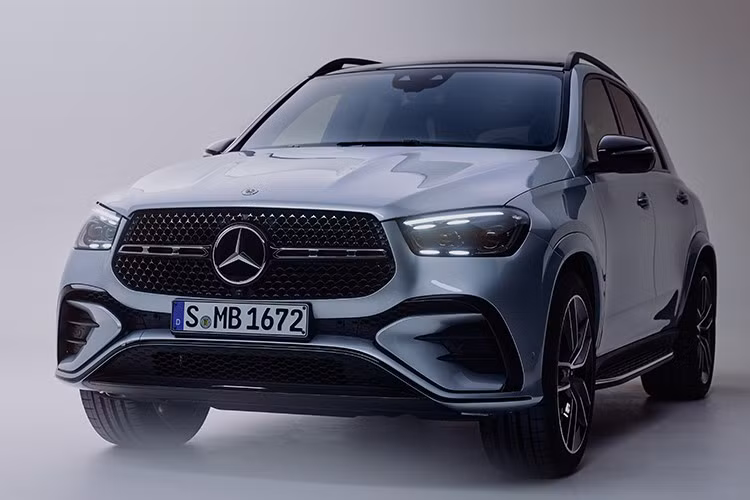 Mercedes-Benz GLE 400 e 4MATIC 2025 là mẫu xe SUV PHEV đầu tiên của Mercedes-Benz Việt Nam (MBV). Về ngoại hình, xe sở hữu lưới tản nhiệt mới với họa tiết ngôi sao ba cánh, cụm đèn MULTIBEAM LED và bộ mâm AMG 20-inch thiết kế nan 5 chấu kép, được phủ bóng màu xám Tremolite.