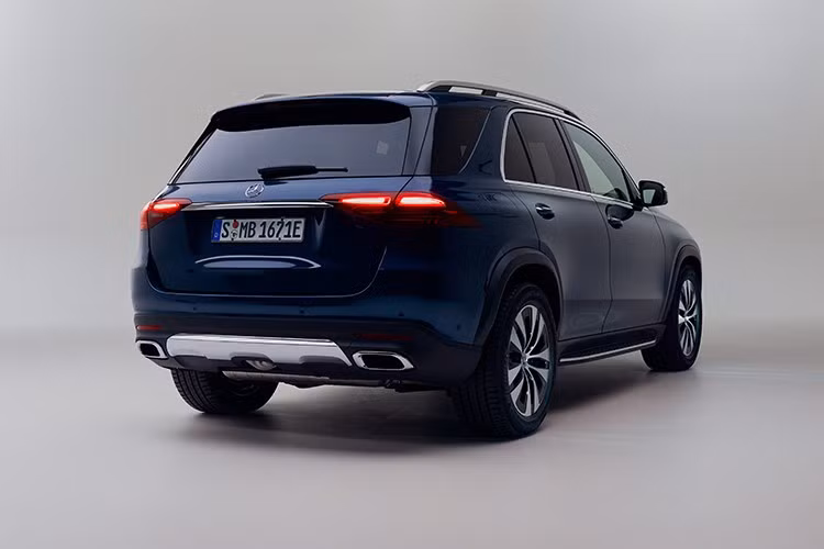 Hệ dẫn động 4MATIC đảm bảo khả năng di chuyển ổn định trên nhiều địa hình, từ phố thị đến đường trường. Mercedes-Benz GLE 400 e 4MATIC hiện được phân phối chính hãng tại thị trường Việt Nam với số lượng giới hạn và mức giá bán khuyến nghị 4,669 tỷ đồng.