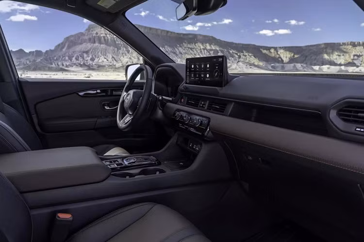 Bản TrailSport có thêm ghế sau có sưởi và tùy chọn nội thất da nâu chỉ cam. Bản Touring được bổ sung camera 360 độ, trong khi bản Elite sở hữu chi tiết ultra-suede với họa tiết kim cương, tăng độ sang trọng cho nội thất.