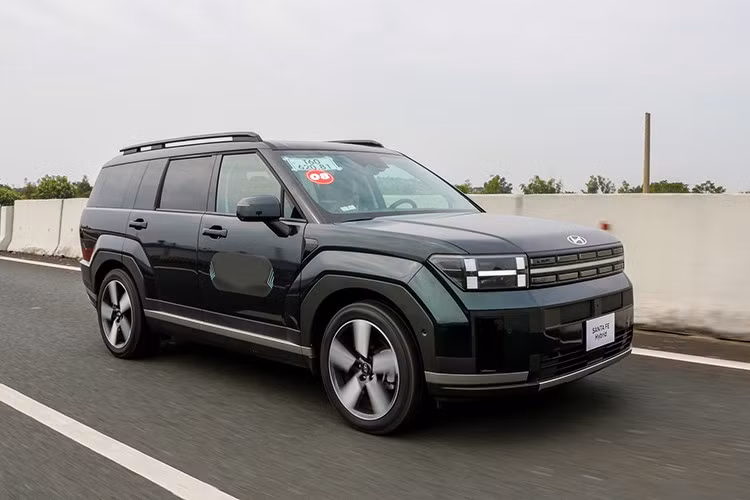 Với những lợi thế khá "đáng tiền", phiên bản hybrid của Hyundai SantaFe 2025 được kỳ vọng sẽ lấp đầy khoảng trống mà thế hệ cũ để lại, đồng thời thúc đẩy doanh số và khôi phục vị thế cạnh tranh sòng phẳng với những đối thủ khác trong phân khúc SUV 7 chỗ tại Việt Nam.