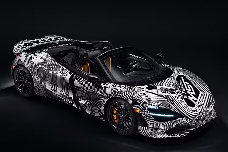 McLaren đang chuẩn bị cho giải đua xe Công thức 1 Las Vegas Grand Prix sắp tới với siêu xe 750S Spider độc nhất vô nhị mang tên Project Viva. Những địa danh, ánh đèn và năng lượng của thành phố được phản chiếu qua lớp sơn đơn sắc và nghệ thuật thủ công tinh xảo.