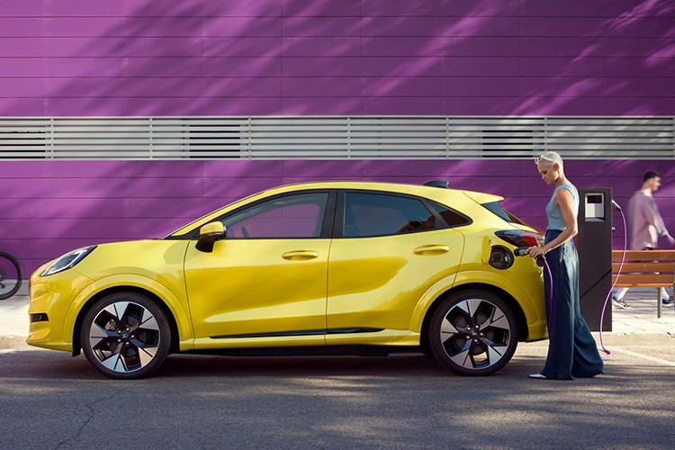 Một trong những điểm nổi bật nhất trên Ford Puma Gen-E 2026 là phạm vi di chuyển theo chuẩn WLTP được nâng lên 400 km – tăng 24 km so với thế hệ trước. Trong điều kiện đô thị, con số này có thể lên tới 550 km, giúp giảm đáng kể nhu cầu sạc trong các chuyến đi hàng ngày.