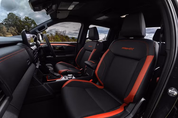 Nissan Navara 2026 mới sử dụng khung gầm rời ladder-frame của Triton và là mẫu đầu tiên trong dòng Navara có trang bị trợ lực lái điện. Hệ thống treo được phát triển riêng tại Úc bởi Premcar.