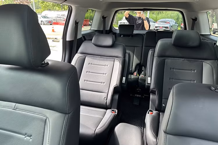 Dù cấu hình chi tiết cho Hyundai SantaFe Hybrid 2025 tại thị trường Việt Nam chưa được công bố, song cấu hình của mẫu xe SUV này tại Thái Lan cho thấy nó được trang bị động cơ xăng tăng áp 1.6L Smartstream T-GDI kết hợp với mô-tơ điện tạo ra tổng công suất 232 mã lực và mô-men xoắn 264Nm, đi kèm hộp số tự động 6 cấp.