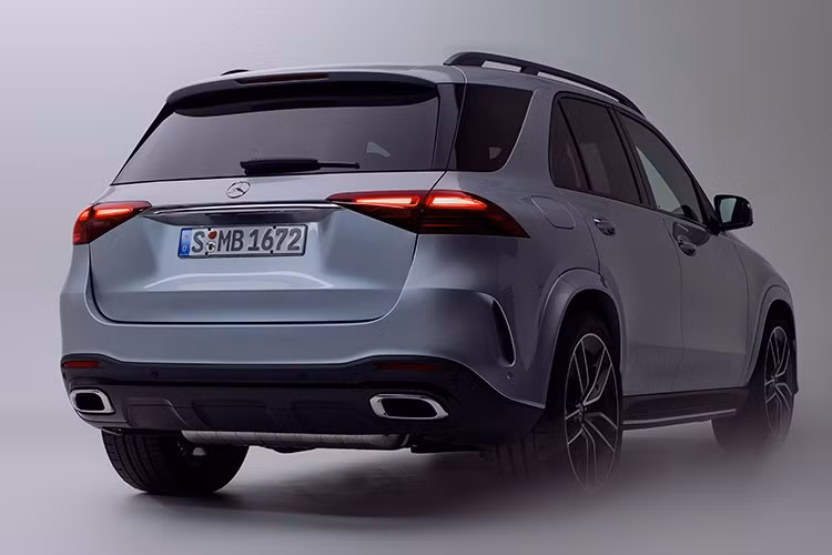 Mẫu xe SUV Mercedes-Benz GLE 400 e 4MATIC được trang bị động cơ M254 2.0L kết hợp hệ thống pin điện hiệu điện thế cao, sản sinh tổng công suất 381 mã lực và mô-men xoắn cực đại 650 Nm. Xe có khả năng di chuyển hoàn toàn bằng điện trong phạm vi từ 95 đến 114 km (theo tiêu chuẩn WLTP).