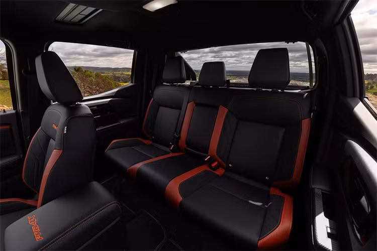 Mẫu xe bán tải chủ lực nhà Nissan sử dụng động cơ diesel 2.4L tăng áp kép, công suất 201 mã lực và mô-men xoắn 470 Nm – mạnh hơn bản tiền nhiệm, đồng thời tiết kiệm nhiên liệu hơn (7,7 lít/100 km).