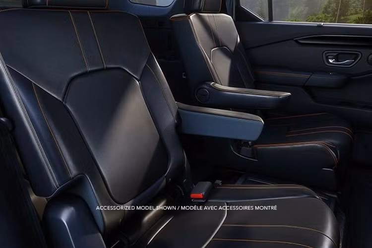 Honda cũng chú trọng đến sự yên tĩnh trong cabin. Hãng đã trang bị kính bán tôi, bổ sung vật liệu cách âm cho cửa và nắp ca-pô, giúp giảm từ 2–3 dB ở các dải tần quan trọng – đặc biệt hữu ích khi di chuyển trên cao tốc.