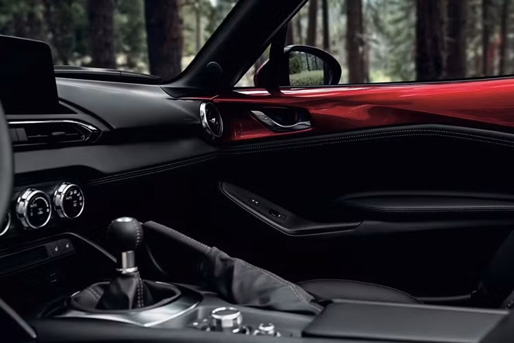 Mặc dù tín hiệu tích cực đã xuất hiện, nhưng giá bán vốn cao của các mẫu xe thể thao vẫn là yếu tố cần cân nhắc. Nếu tính toán sơ bộ, Mazda MX-5 chính hãng tại Việt Nam có thể nằm trong khoảng 1,6 - 1,8 tỷ đồng.