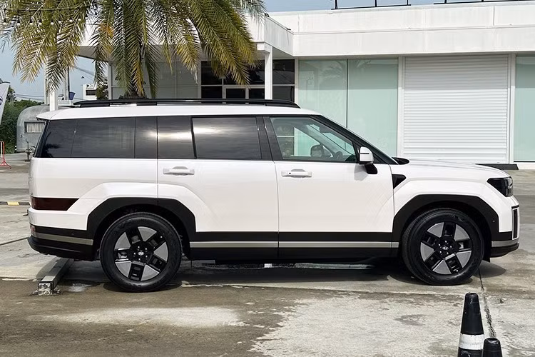 Mới đây, một số đại lý chính hãng Hyundai đã chào mời khách hàng nhận cọc phiên bản Hybrid của SantaFe 2025 thế hệ mới. Theo thông số kỹ thuật từ các thị trường thì phiên bản này chỉ tiêu hao 5,1 lít xăng cho 100 km hỗn hợp. Phiên bản này cũng được kỳ vọng lấy lại vị thế của SantaFe.