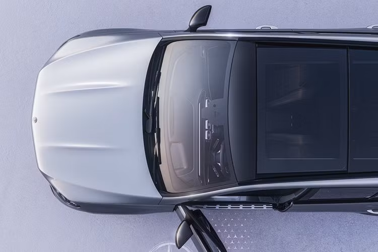 Bên trong, khoang nội thất được hoàn thiện với da Lugano cao cấp, ốp gỗ walnut open-pore và các chi tiết tiện nghi như hệ thống đèn viền nội thất 64 màu, ghế có thông gió, điều hòa khí hậu 4 vùng THERMOTRONIC. Gói AIR BALANCE và hệ thống lọc khí ENERGIZING AIR CONTROL giúp mang lại không gian cabin trong lành và thư giãn.