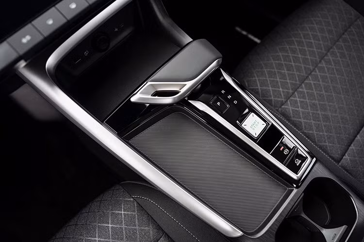 Trung tâm bảng điều khiển là màn hình cảm ứng trung tâm 12,3 inch dạng nổi, hỗ trợ kết nối Apple CarPlay không dây và Android Auto. Phía sau vô lăng, bảng đồng hồ kỹ thuật số 7 inch hiển thị đa thông tin... Ngoài ra, xe còn được trang bị hệ thống điều hòa tự động hai vùng độc lập, cổng sạc USB-C cho hàng ghế sau và camera 360 độ toàn cảnh.