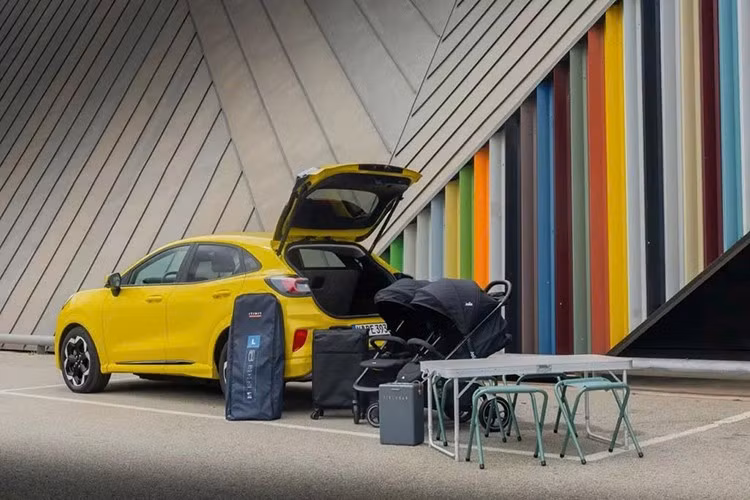 Về thiết kế, Puma Gen-E 2026 không có thay đổi lớn so với phiên bản hiện tại. Xe vẫn giữ kiểu dáng đặc trưng không lưới tản nhiệt, chia sẻ thân vỏ với bản hybrid nhẹ facelift trước đó.