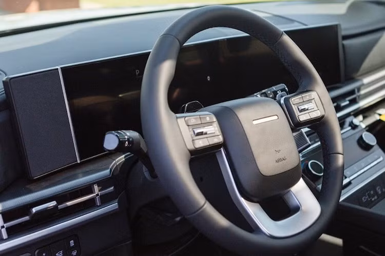 Thông thường, các phiên bản hybrid thường được định vị ở cấu hình cao cấp nhất, tương tự cách các hãng trang bị cho Honda CR-V, Kia Carnival hay Kia Sorento. Vì vậy, có thể kỳ vọng Hyundai Santa Fe hybrid sẽ sở hữu trang bị tương đương bản Calligraphy Turbo cao cấp nhất đang bán tại Việt Nam.