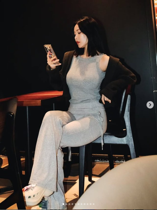 Điều khiến Norajoy trở nên đặc biệt chính là cách cô định nghĩa lại hình ảnh của một "hot mom" với phong cách thời trang đầy táo bạo.