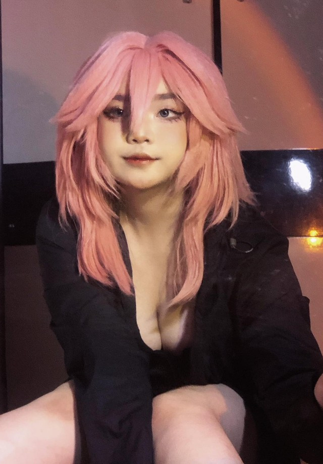 Đặc biệt, trong những bộ cosplay kiểu "nửa kín nửa hở", hoặc concept "trong sáng bên ngoài – bốc lửa bên trong", Mẫn Hạ Nhi thường xuyên khiến cư dân mạng… hoa mắt chóng mặt.