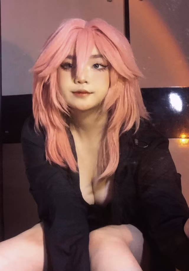 Đặc biệt, trong những bộ cosplay kiểu "nửa kín nửa hở", hoặc concept "trong sáng bên ngoài – bốc lửa bên trong", Mẫn Hạ Nhi thường xuyên khiến cư dân mạng… hoa mắt chóng mặt.