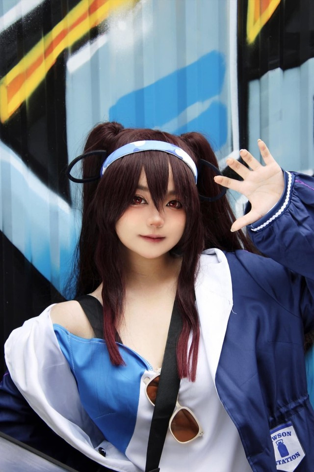 Điều khiến Mẫn Hạ Nhi gây chú ý không chỉ ở việc cosplay giống nhân vật, mà là nhờ gương mặt baby, đôi mắt to tròn như búp bê và thần thái vừa ngây thơ vừa lém lỉnh. Chưa kể, chất giọng nhỏ nhẹ nhưng có chút "kẹo ngọt" khiến cô nhanh chóng có biệt danh là "waifu quốc dân".