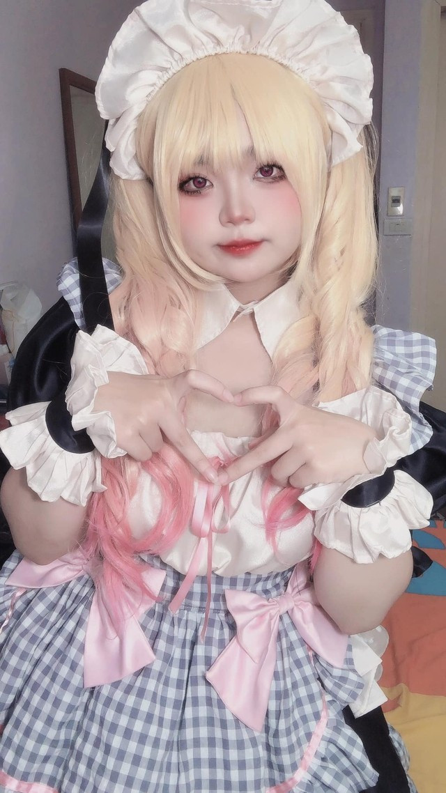 Mẫn Hạ Nhi gia nhập và nổi lên từ cộng đồng cosplay từ khoảng năm 2022. Thời điểm đó, cô thường xuất hiện trong các sự kiện truyện tranh, anime với những bộ đồng phục học sinh Nhật Bản, váy thủy thủ hoặc trang phục nhân vật anime ngây thơ, đáng yêu.