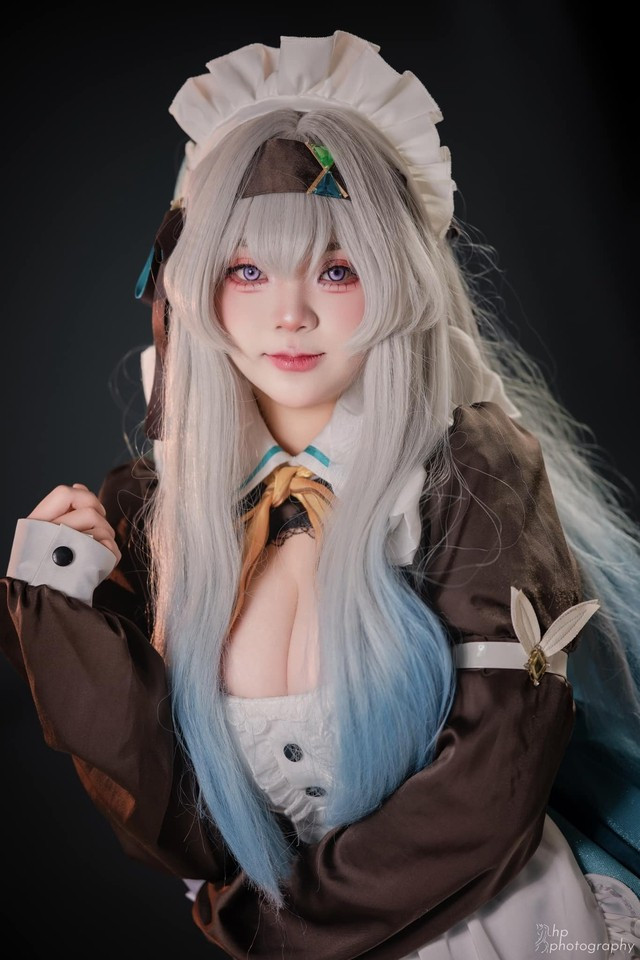 Dù luôn xuất hiện với gương mặt non nớt nhưng Mẫn Hạ Nhi lại sở hữu vóc dáng khiến dân mạng không ngờ. Cô sở hữu vòng 1 "vượt chuẩn anime", vòng 2 thon gọn, vòng 3 đầy đặn, dễ dàng hóa thân vào hàng loạt nhân vật nữ có phong cách quyến rũ.