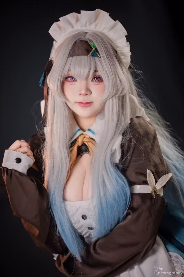 Dù luôn xuất hiện với gương mặt non nớt nhưng Mẫn Hạ Nhi lại sở hữu vóc dáng khiến dân mạng không ngờ. Cô sở hữu vòng 1 "vượt chuẩn anime", vòng 2 thon gọn, vòng 3 đầy đặn, dễ dàng hóa thân vào hàng loạt nhân vật nữ có phong cách quyến rũ.