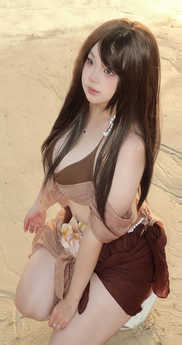 Chỉ trang điểm nhẹ nhàng, Mẫn Hạ Nhi khiến fan ngỡ ngàng: làn da trắng mịn, mũi cao tự nhiên, môi hồng nhạt, lông mày gọn gàng đặc biệt là đôi mắt vẫn to tròn và có thần thái kể cả trang điểm không quá cầu kỳ.