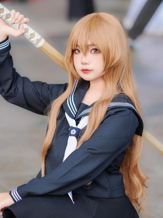 Một phe gọi Hạ Nhi là em gái quốc dân, dễ thương, ngoan hiền, không vướng thị phi. Một phe khác thì trêu chọc rằng cô là nữ thần trá hình, bề ngoài ngây thơ nhưng thực ra là thần thả thính chuyên nghiệp.